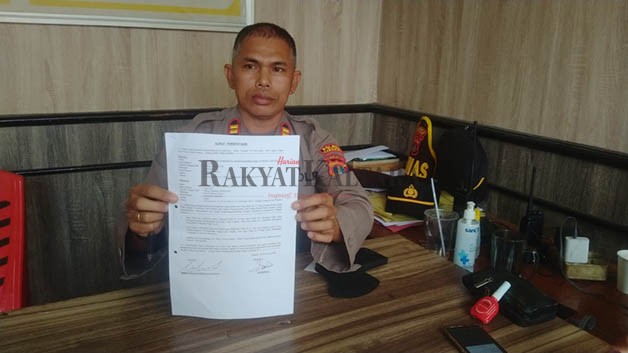 BERAKHIR DAMAI: Kepala Sentra Pelayanan Kepolisian Terpadu (SPKT) Iptu Edy Lubis menunjukkan surat pernyataan mediasi antarkelompok yang bersinggungan, Kamis (1/12).