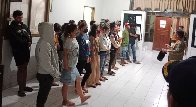 DIBERIKAN PEMBINAAN: Hasil Operasi Pekat yang digelar personel gabungan menjaring 36 orang, pada Sabtu (3/12) malam.