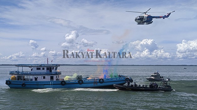 UPAYA PEMBEBASAN SANDERA: Petugas KPPS dan polisi disandera orang tak dikenal yang akan mengambil kotak suara Pemilu 2024 saat peragaan simulasi di perairan Juata Laut, Selasa (6/12).