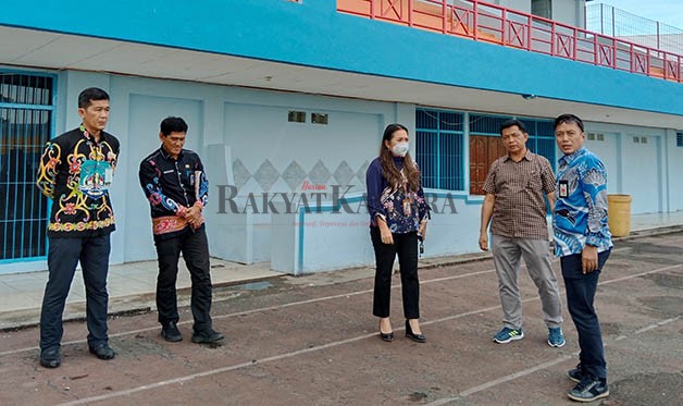CEK VENUE: Sekretaris PB Porprov Kaltara Risdianto (paling kanan) saat mengecek Stadion Andi Tjatjok Tanjung Selor yang nantinya dipakai untuk pembukaan Porprov I Kaltara.
