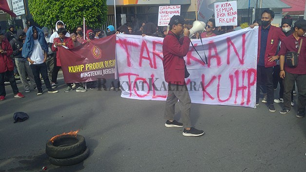TUNTUT REKOMENDASI: Aliansi Desember Melawan menolak penetapan KUHP dan menuntut rekomendasi atas sikap DPRD Tarakan, Jumat (9/12).