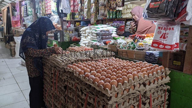 JELANG NATARU: Sembako di pasaran masih tersedia dan belum alami kelangkaan meski harga mulai merangkak naik.