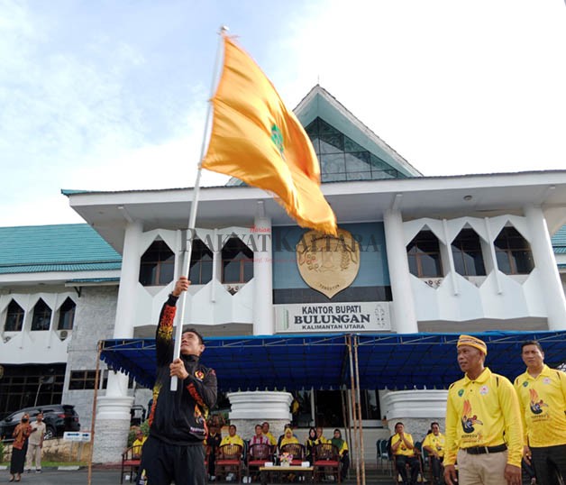 BULUNGAN EMAS: Bupati Bulungan Syarwani (kanan) menyerahkan bendera pataka bagi Kontingen Bulungan yang akan berlaga di Porprov I Kaltara.
