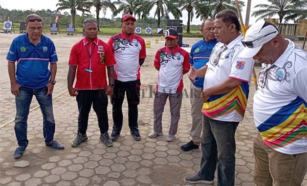 BERI ARAHAN: Ketua Perpani Kaltara Steve Singgih Wibowo (dua dari kanan) saat memberikan pengarahan jelang Porprov I Kaltara, kemarin (16/12).