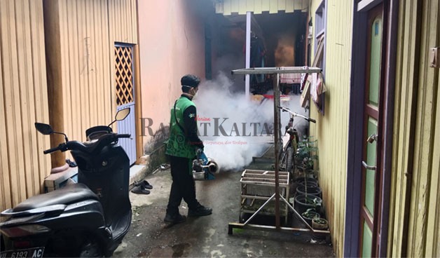 PENCEGAHAN: Sebagai upaya mengantisipasi kasus demam berdarah Dinkes Bulungan melakukan fogging di sejumlah lokasi di Tanjung Selor.