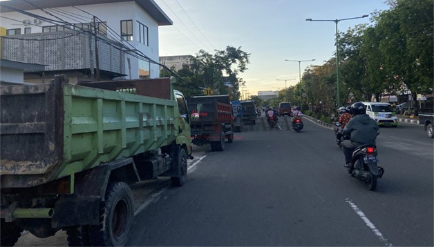 ANTRE ISI BBM: Sejumlah truk yang rela mengantre untuk bisa mengisi BBM jenis Solar di SPBU Tarakan.