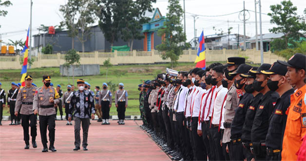 PERIKSA PASUKAN: Kapolda Kaltara Irjen Pol Daniel Aditya Jaya lakukan pemeriksaan pasukan saat gelar apel Operasi Lilin Kayan 2022 di halaman Makopolda Kaltara, Kamis (22/12).