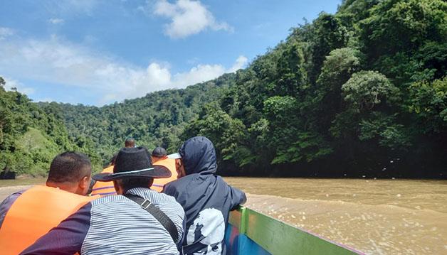 SURVEI LAPANGAN: Tim dari Korea Selatan yang langsung ke lapangan terkait rencana pembangunan PLTA Sungai Sembakung, Nunukan.