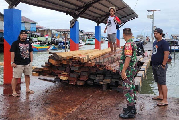 KAYU ILEGAL: Personel Kodim 0907 mengungkap peredaran kayu hasil illegal logging sebanyak 10 kubik di Kelurahan Karang Rejo, Tarakan Barat, pada Jumat (23/12) lalu.