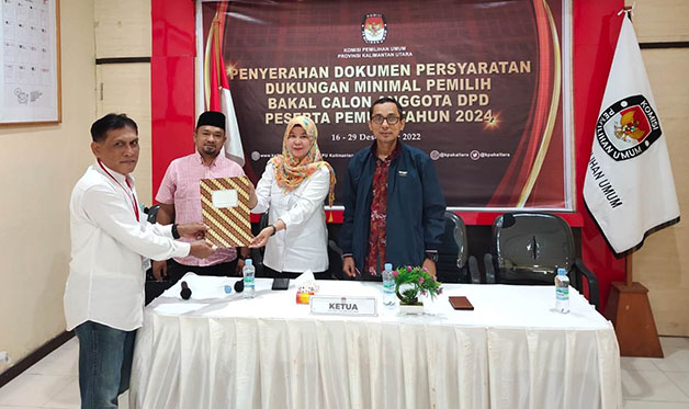 PENYERAHAN DOKUMEN: Bakal Calon DPD RI menyerahkan dokumen dukungan ke KPU Kaltara, Senin (26/12).