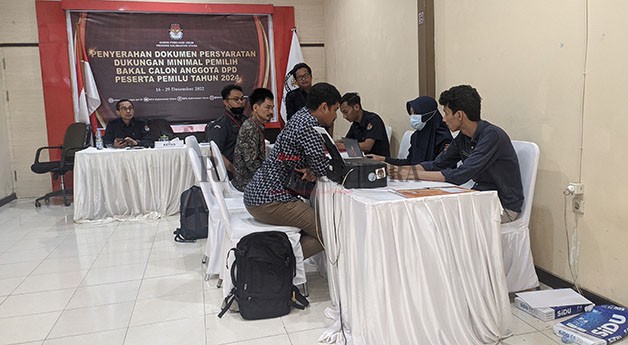 PASTIKAN DUKUNGAN TERCUKUPI: KPU Kaltara lakukan pemeriksaan terhadap jumlah dukungan bakal calon DPD RI yang menyerahkan dokumen dukungan, Selasa (27/12).