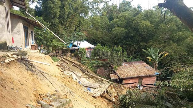 BENCANA LONGSOR: Intensitas hujan sedang dengan durasi yang cukup lama menyebabkan tanah longsor yang menimpa rumah warga di RT 15 Kelurahan Selumit, Tarakan Tengah, Senin (26/12) lalu.
