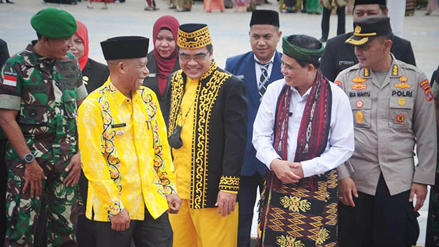 HARI AMAL BHAKTI: Bupati Bulungan Syarwani (baju kuning) usai hadiri peringatan Hari Amal Bhakti di Lapangan Agathis Tanjung Selor, Selasa (3/1).