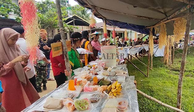 TRADISI RUTIN: Desa Pimping di Kecamatan Tanjung Palas Utara menggelar tradisi Meja Panjang, Rabu (4/1).