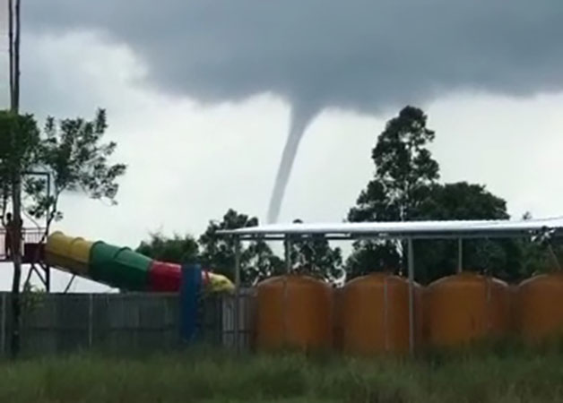 PERLU WASPADA: Waterspout atau angin puting beliung terjadi di Perairan Pantai Amal sekira pukul 10.30 Wita, Minggu (15/1).
