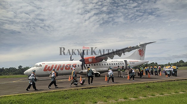 TUNAIKAN HAJI: Sejumlah jemaah haji Bulungan yang berangkat ke Tanah Suci melalui Bandara Tanjung Harapan, Tanjung Selor pada tahun lalu.