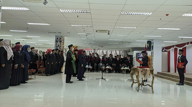 PEJABAT FUNGSIONAL: Gubernur Kaltara Zainal Arifin Paliwang (kanan) melantik 56 pejabat fungsional, di Gedung Serbaguna Lantai I Gedung Dinas, Kamis (26/1).