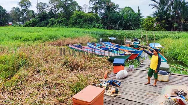 PERLU NORMALISASI SUNGAI: Kondisi Sungai Selor dan Sungai Buaya yang kembali dipenuhi tanaman eceng gondok membuat warga setempat kesulitan pergi melaut.