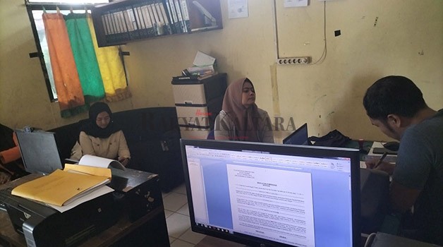 BERITA HOAKS: Warga yang diduga turut menyebarkan berita hoaks saat menjalani pemeriksaan di Polsek Tarakan Timur, Sabtu (28/1).