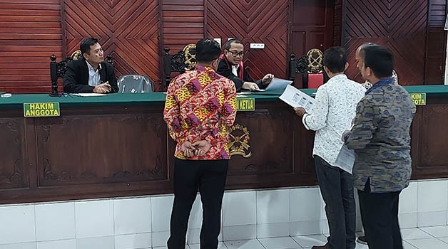 AJUKAN PERMOHONAN: Sidang praperadilan mantan camat Tarakan Utara, AR digelar dengan agenda pembacaan permohonan pra di Pengadilan Negeri Tarakan, Senin (30/1) lalu.