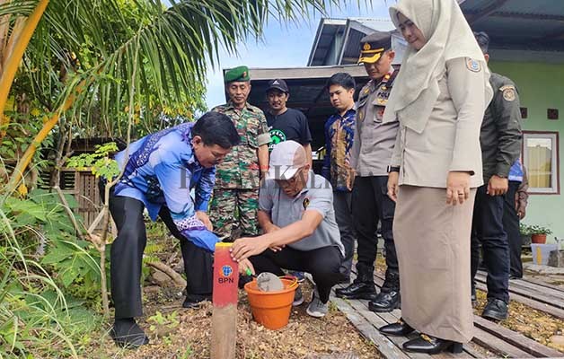 PATOK BATAS: Wakil Bupati Bulungan Ingkong Ala (kiri) saat memasang patok batas milik warga di Perumahan Korpri Tanjung Selor, Jumat (3/2).