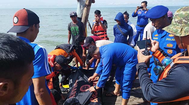 DIEVAKUASI: Korban tenggelam Iswan ditemukan meninggal dunia di sekitar pohon bakau di perairan Selumit Pantai, Kamis (9/2).