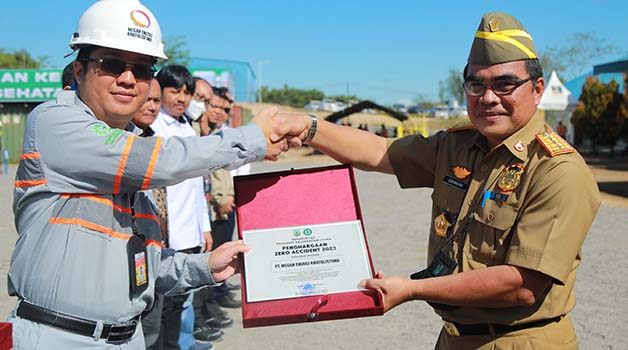 BERIKAN PENGHARGAAN: Sekprov Kaltara Dr H Suriansyah, M.A.P (kanan) menyerahkan penghargaan bagi perusahaan yang berhasil mempertahankan dan menjalankan program K3 selama periode 3 tahun berturut-turut.