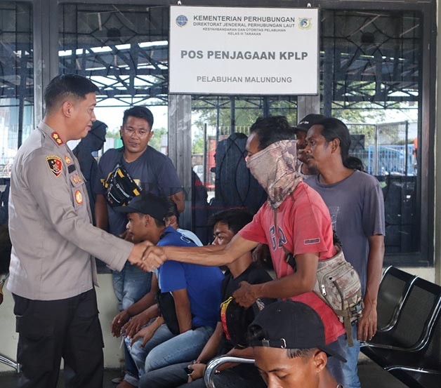 KELUHAN KENDARAAN: Kapolres Tarakan AKBP Ronaldo Maradona T.P.P Siregar (kiri) usai mendengar keluhan sopir truk di Pelabuhan Malundung Tarakan, Jumat (10/2).