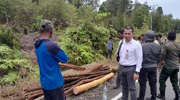 PENEBANG POHON: Pelaku penebang pohon (kiri) di kawasan hutan kota diamankan KPH Tarakan pekan lalu.