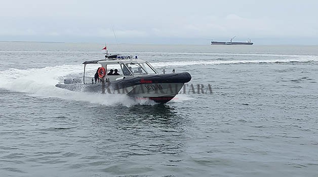 MANUVER: Armada RHIB II-13-40  Trimaran 12 Meter melakukan manuver di sekitar dermaga Mako Lantamal XIII Tarakan, Jumat (17/2).