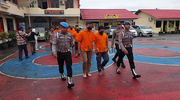 DUGAAN TPPO: Dua dari tiga tersangka dugaan TPPO di tempat lokalisasi berkedok hotel dan spa ditahan di Mako Polres Tarakan usai ditetapkan tersangka, Jumat (17/2).