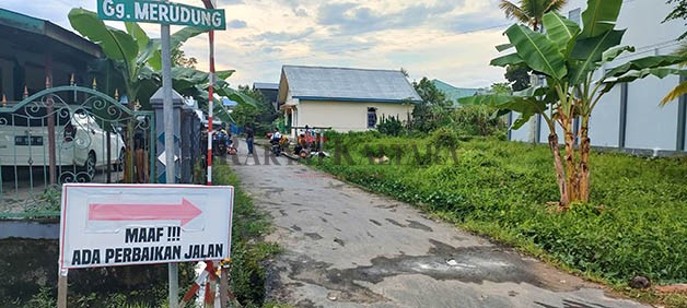 KAWAL PROYEK PEMBANGUNAN: Pengerjaan pengaspalan jalan mendapat pendampingan hukum dari Kejari Bulungan agar tidak terjadi penyimpangan.