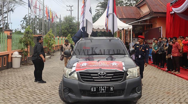 SOSIALISASI: Rombongan mobil kirab Pemilu berlanjut melakukan sosialisasi di Tarakan, Minggu (19/2).
