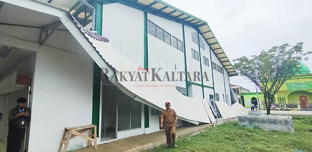 AMBRUK: Kondisi kanopi (atap teras) Pasar Buah yang akan ditempati para pedagang pada Maret mendatang.