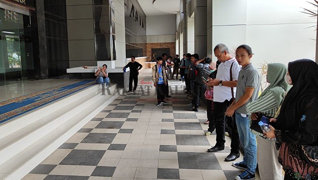 AKSI PROTES: Puluhan perangkat desa mendatangi Gedung Gabungan Dinas Pemprov Kaltara untuk memprotes pemindahan dua orang pendamping desa.