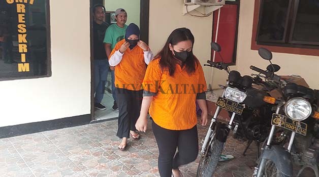 PENGGELAPAN: Dua tersangka berinisial AY dan SI saat akan diperlihatkan kepada awak media di kantor Polsek Kawasan Pelabuhan Tarakan, Kamis (23/2).