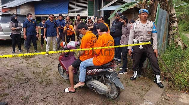 REKA ADEGAN: Kedua tersangka melakukan reka adegan di TKP Perumahan PNS, Kelurahan Juata Permai, Tarakan Utara, Kamis (23/2).