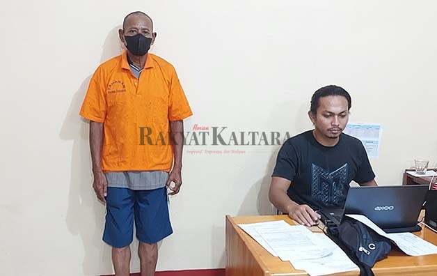 DIAMANKAN: Tersangka berinisial LU (kiri) diduga melakukan praktik perjudian togel saat diamankan di kantor Polsek Kawasan Pelabuhan Tarakan, Kamis (23/2).