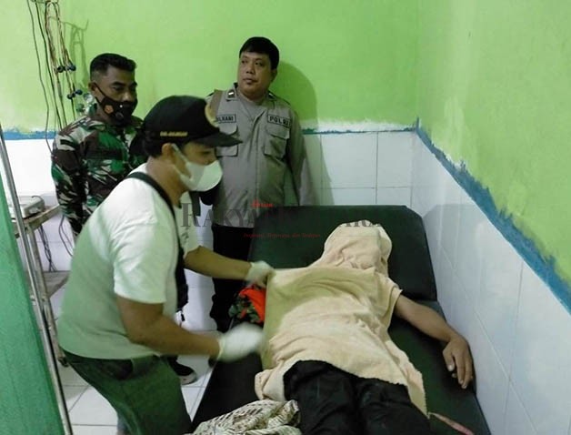 RENGGUT KORBAN JIWA: Pembalap lomba perahu ketinting yang dibawa ke Puskesmas Sekatak tak bisa tertolong, Minggu (26/2).