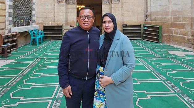 WISATA RELIGI: Suheriyatna bersama istri saat berada di makam Imam Syafi’i di Mesir.