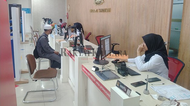 PENCABUTAN REKOMENDASI: Warga saat melakukan permohonan pengurusan paspor di Kantor Imigrasi Tarakan.
