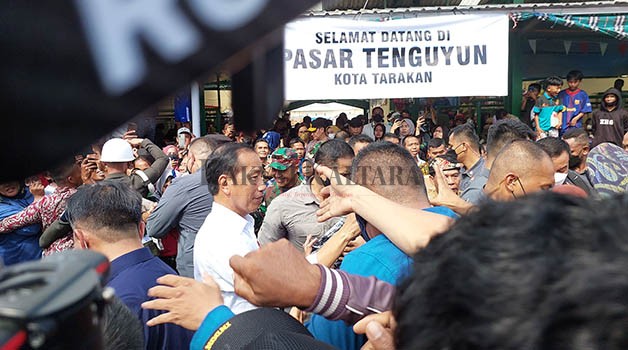 BERTEMU MASYARAKAT: Presiden RI Joko Widodo bertemu pedagang dan membagikan sembako kepada masyarakat di Pasar Tenguyun Tarakan, Selasa (28/2).