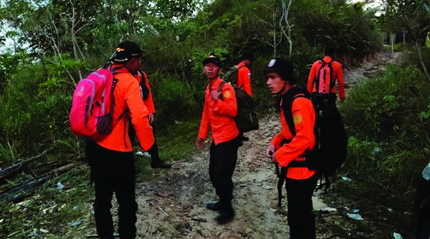 PENCARIAN BERLANJUT: Personel SAR Tarakan terus melakukan pencarian terhadap korban tersesat saat mencari kayu di hutan Gunung Selatan, Kelurahan Kampung Satu Skip, Tarakan Barat, Rabu (1/3).