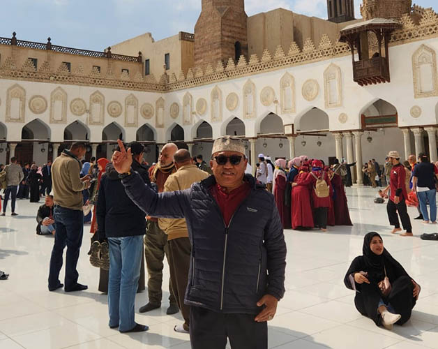 PUSAT PENDIDIKAN ISLAM: Suheriyatna berada di depan Masjid Al-Azhar di kawasan Kampus Universitas Al-Azhar Kairo, Mesir usai salat Jumat.