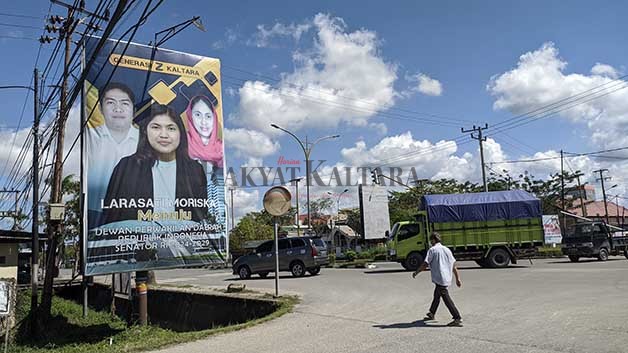 BELUM MASA KAMPANYE: Stand baliho yang berlokasi di Jalan Sengkawit sudah terpasang figur yang akan maju sebagai calon DPD RI.