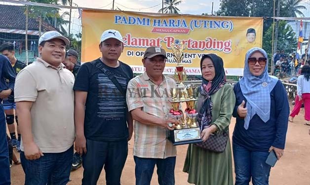 TROFI: Panitia acara bersama beberapa undangan memperlihatkan piala yang diperebutkan dalam Open Tournament Bola Voli Desa Hujan Mas.