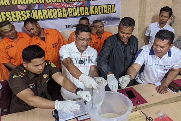 DIMUSNAHKAN: Ditresnarkoba musnahkan barang bukti narkotika jenis sabu seberat 542,89 gram dari 5 kasus dengan 6 tersangka.