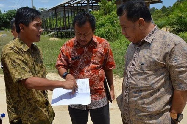 INFRASTRUKTUR JALAN: Suheriyatna (tengah) saat masih menjabat Kepala Dinas PUPR-Perkim Kaltara, melakukan survei lokasi untuk pembangunan jalan ruas Tanjung Selor-Tanah Kuning, Bulungan.