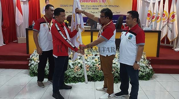 AKLAMASI: Muhammad Nasir (kiri) kembali dipercaya menjabat Ketua KONI Kaltara, usai terpilih secara aklamasi, pada Sabtu (18/3) lalu.