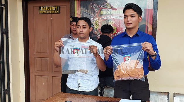 EFEK MIRAS: Sebuah sajam dan baju milik korban dijadikan barang bukti kasus dugaan penganiayaan, Selasa (21/3).